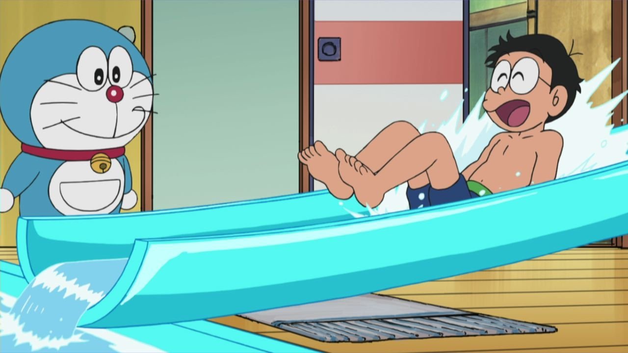 El tobogán de agua de la montaña de detrás del colegio