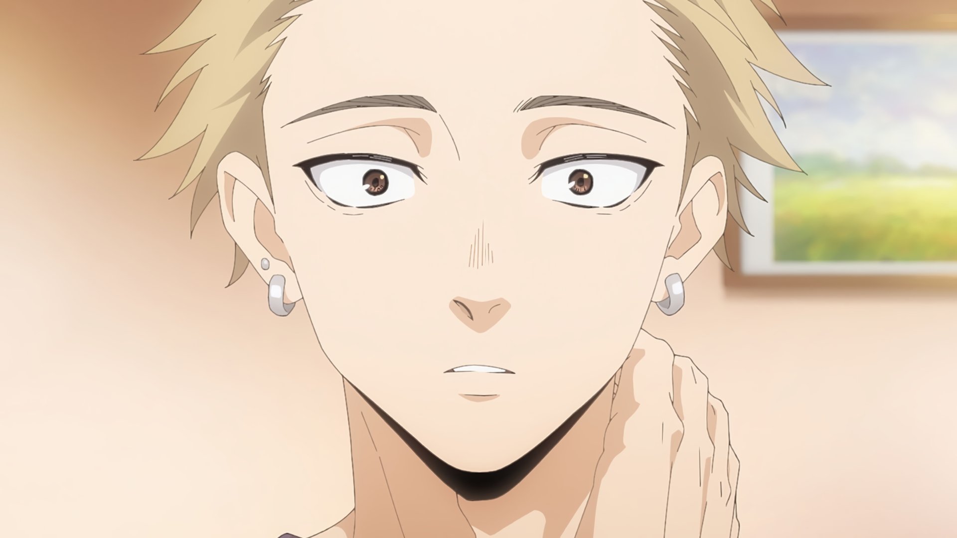 Pelo rubio y pendientes